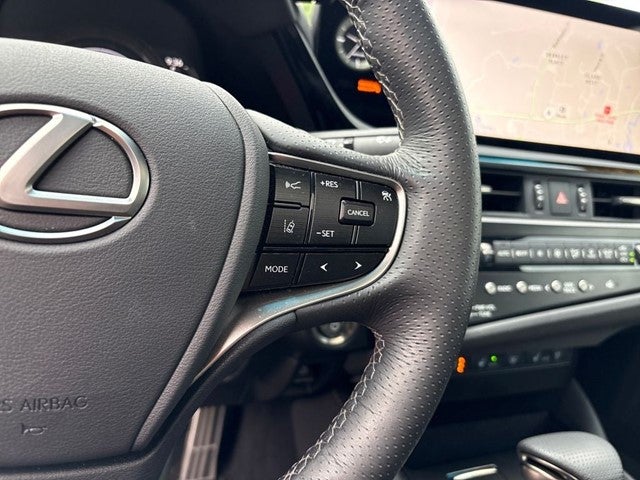 2024 Lexus ES 300h F SPORT Handling