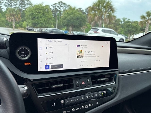 2024 Lexus ES 300h F SPORT Handling