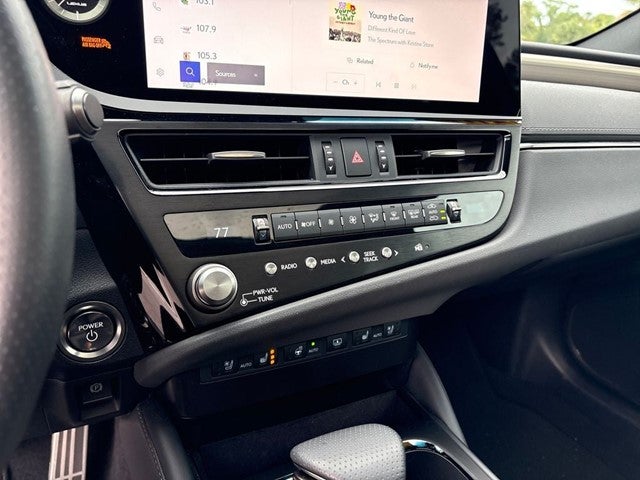 2024 Lexus ES 300h F SPORT Handling