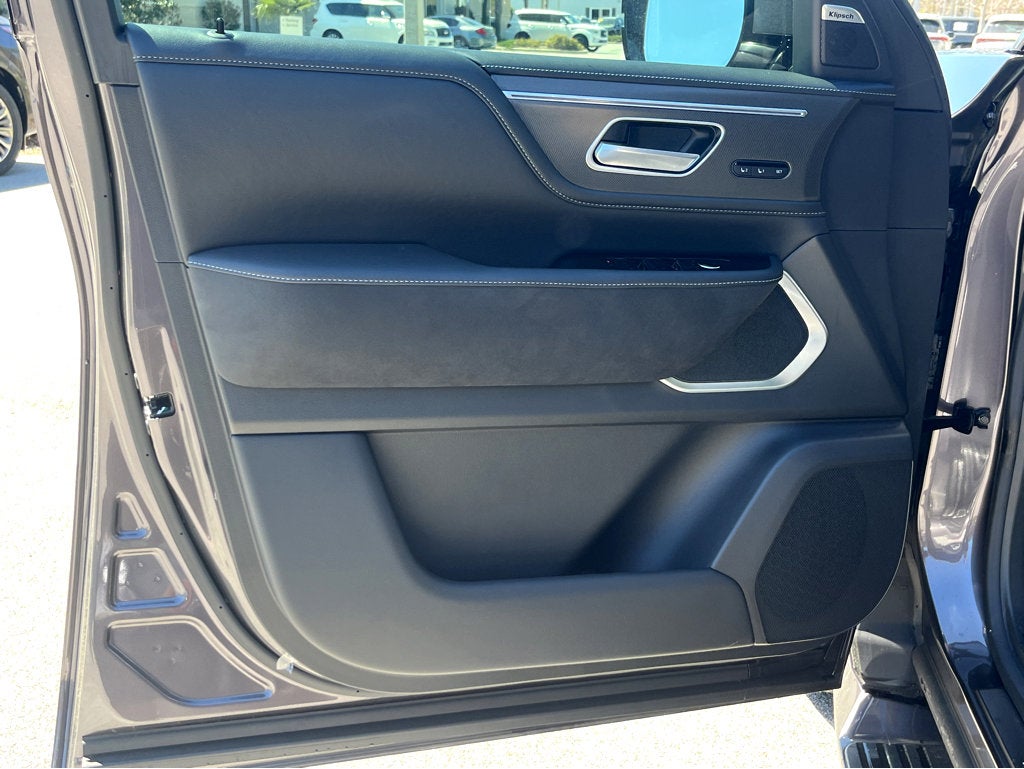 2025 INFINITI QX80 LUXE