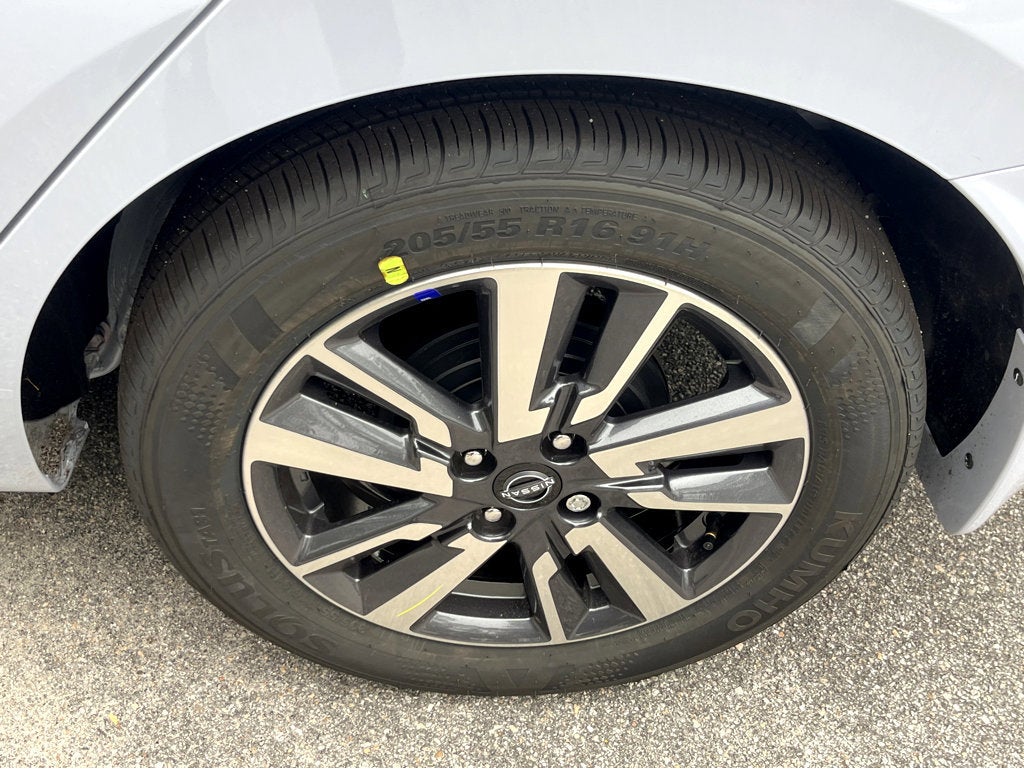 2025 Nissan Versa SR