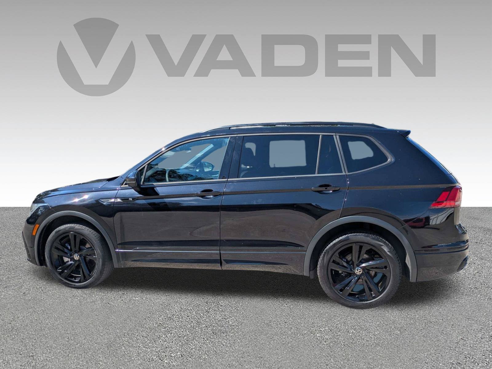 2023 Volkswagen Tiguan SE R-Line Black