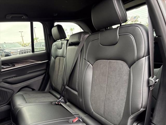 2027 Jeep Grand Cherokee Laredo Altitude