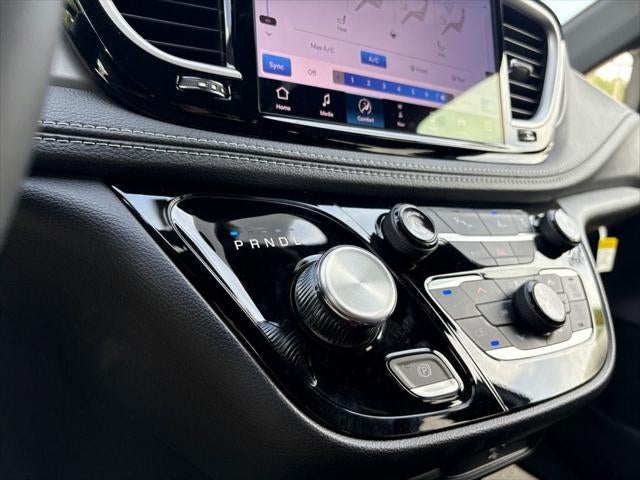 2027 Chrysler Pacifica PACIFICA SELECT