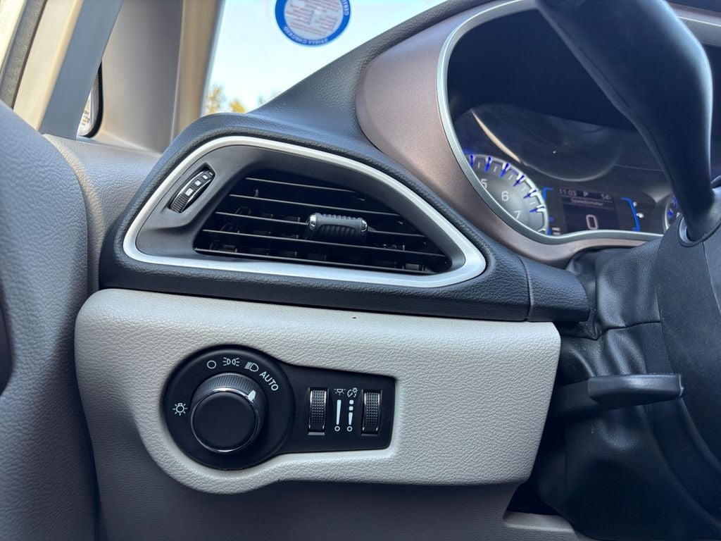 2023 Chrysler Voyager LX