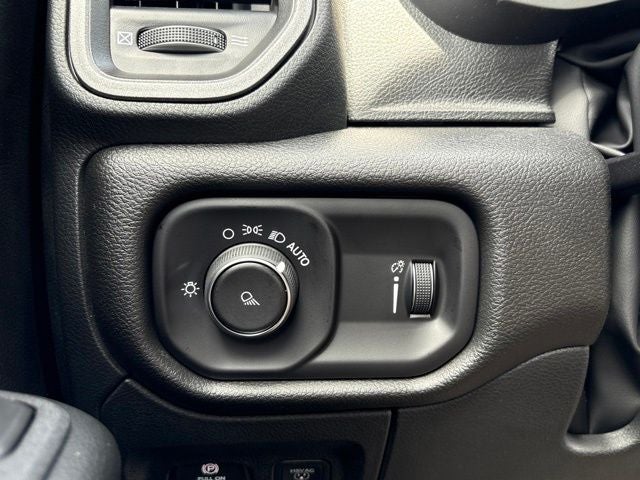 2026 RAM 1500 RAM 1500 TRADESMAN CREW CAB 4X2 5'7' BOX