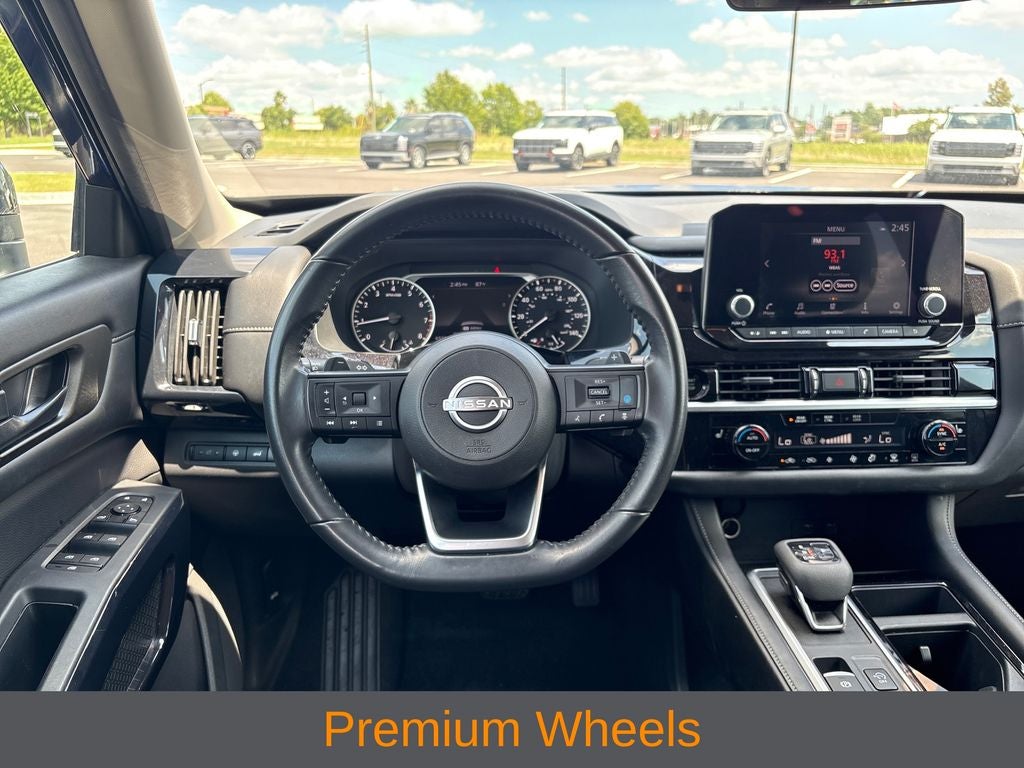 2025 Nissan Pathfinder SV