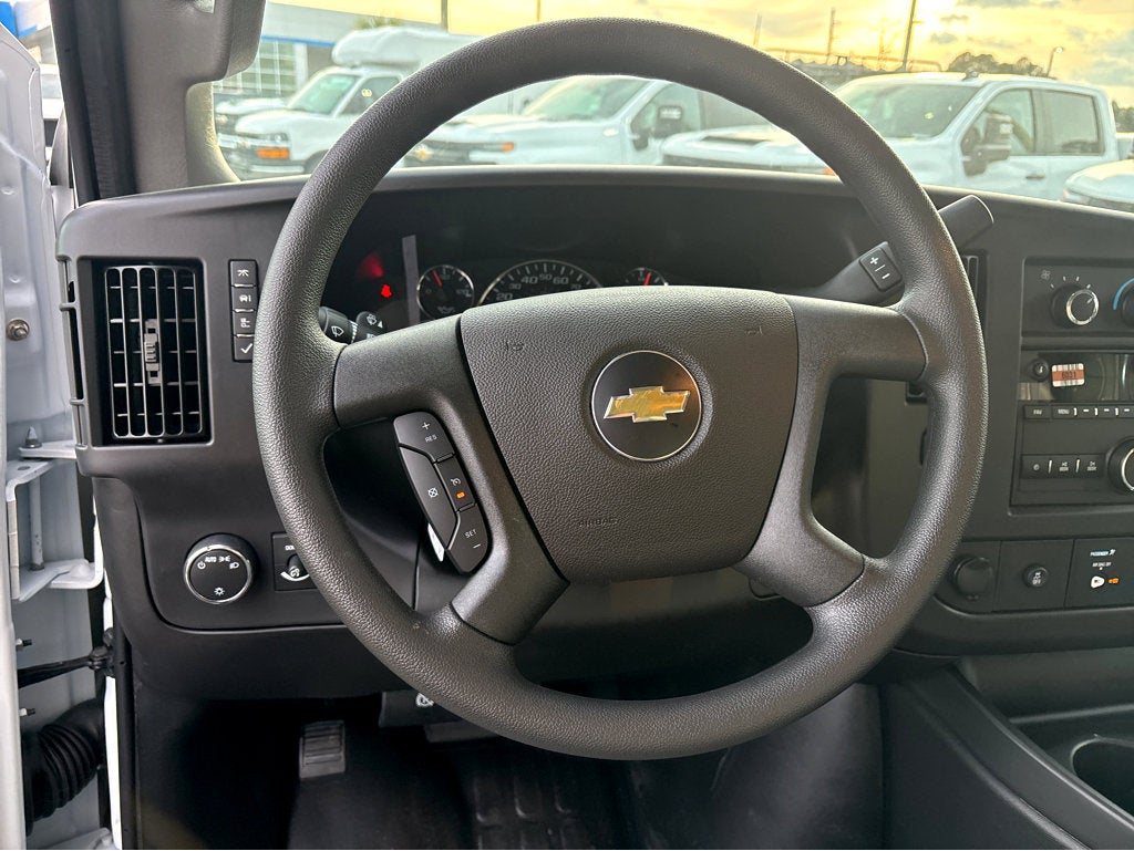 2025 Chevrolet Express Cutaway 3500 1WT