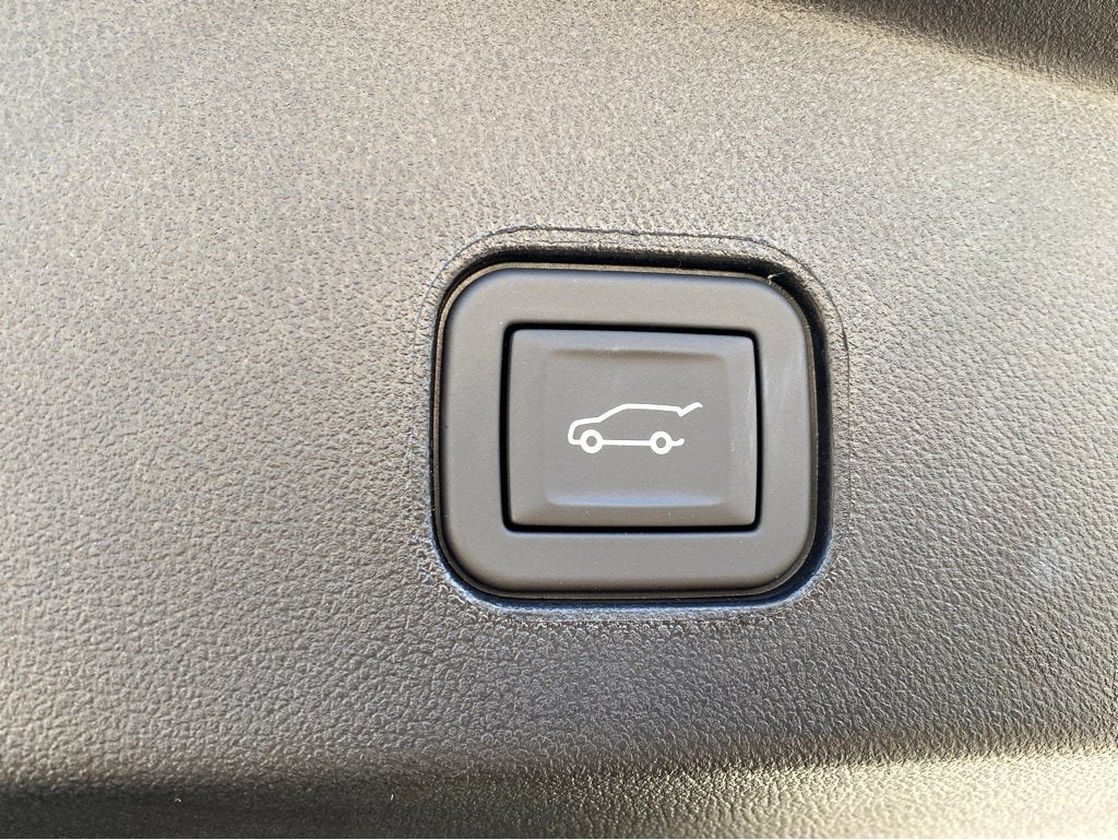 2024 Cadillac LYRIQ Luxury 2