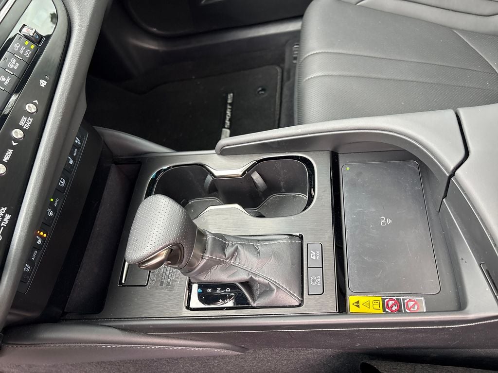 2024 Lexus ES 300h F SPORT Handling